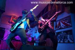 Guitarrista con buena energia