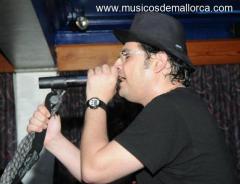 Cantante versatil se ofrece para formacion seria y profesional