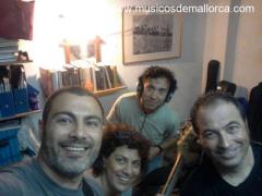 Grupo busca guitarrista