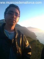 Se ofrece batería y percusión.