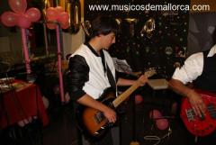 Se ofrece guitarrista de 18 años para grupo de rock o metal